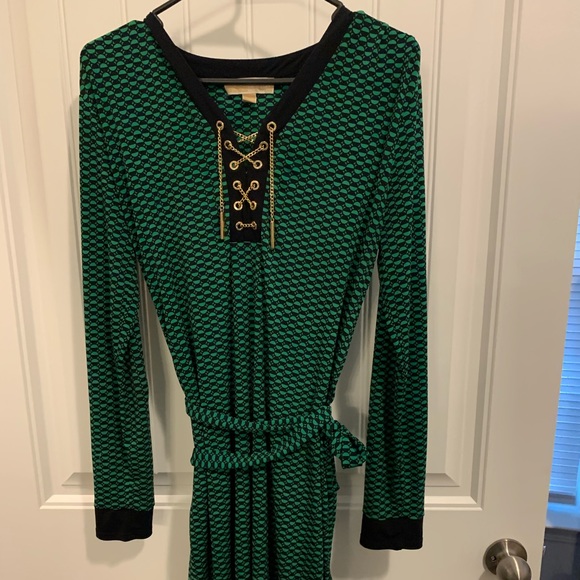 Knee length dress with matching belt. - Picture 1 of 1